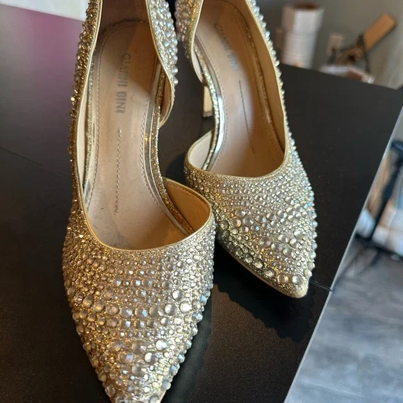 Gorgeous Bini’s! Studded rhinestones(firmly affixed)Gold heels, Sz 8 worn once. - Picture 2 of 8